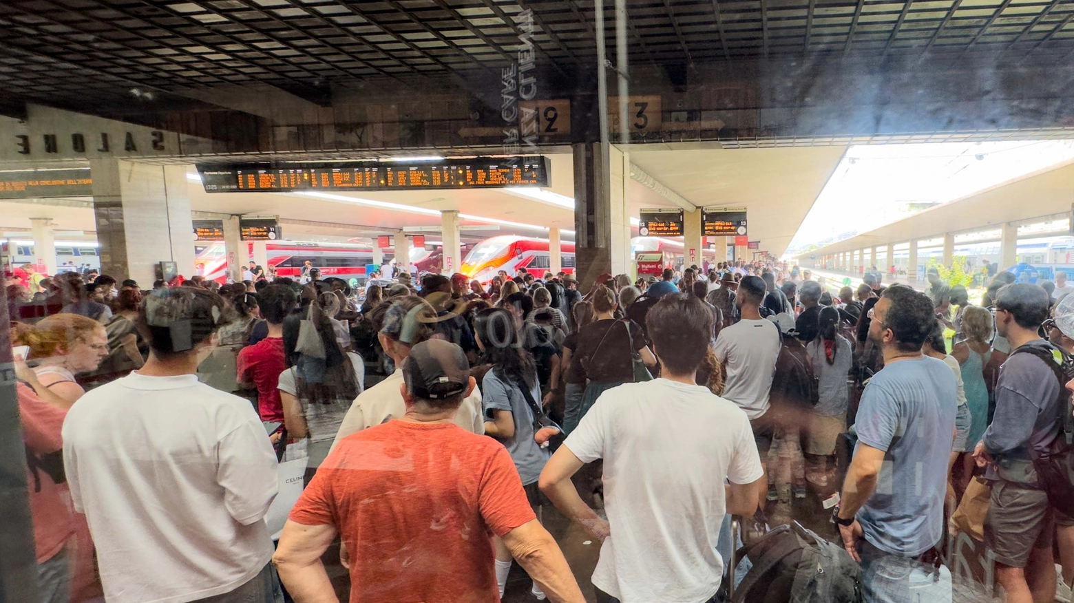 Caos e ritardi alla stazione ferroviaria di Santa Maria Novella (foto Giuseppe Cabras/New Press Photo)