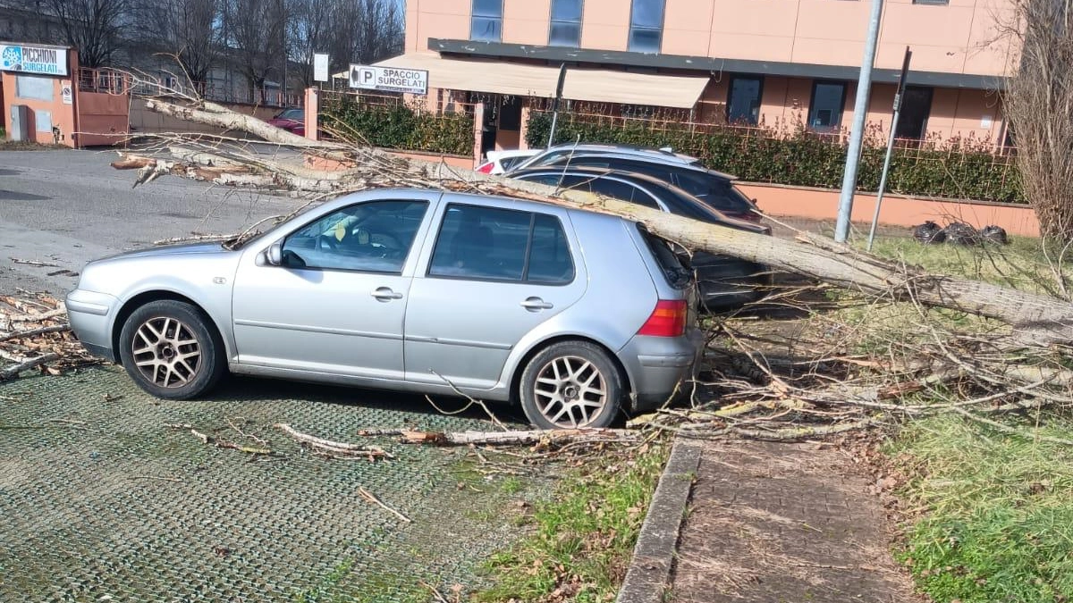 Un'autovettura danneggiata