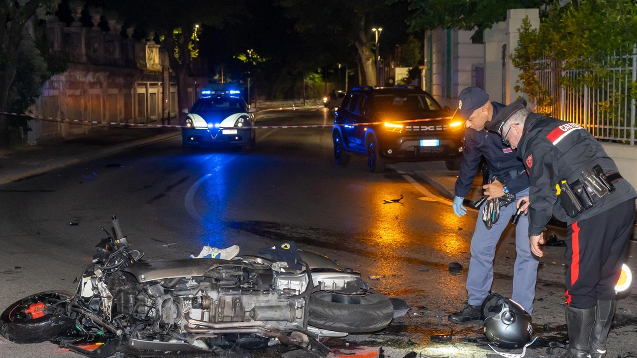 La scena dell’incidente e la foto della vittima Simone Spinosi (Goiorani)