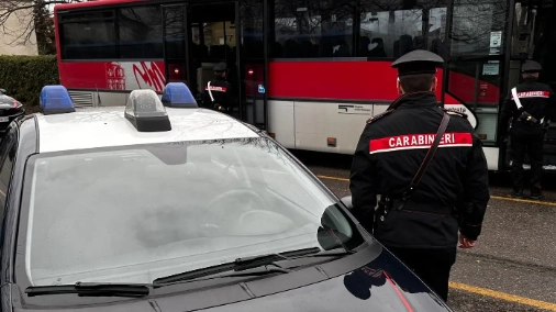 Carabiniere di fronte a un autobus. L'aggressore dell'autista cinquantenne è fuggito