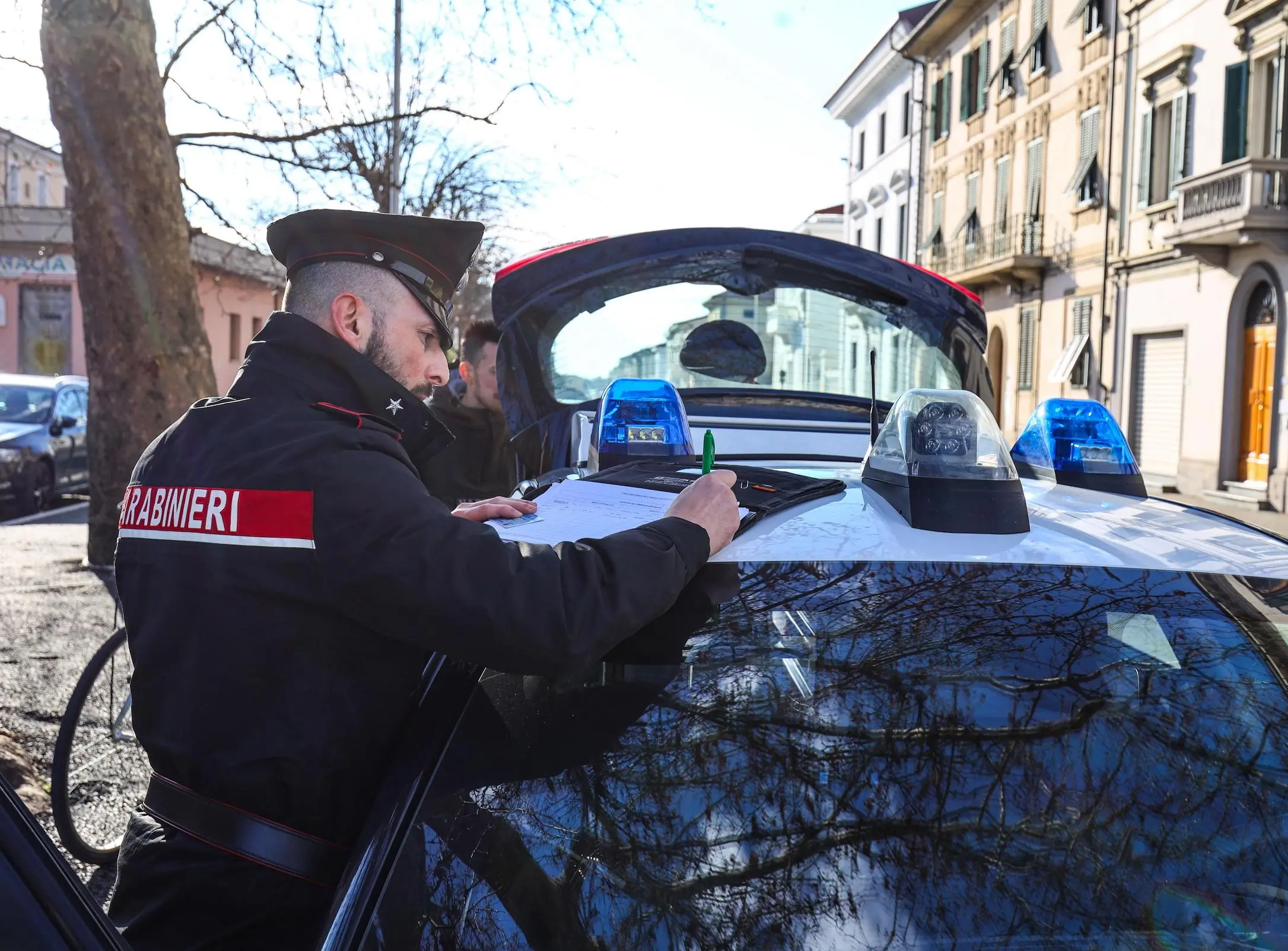 Fa shopping senza pagare . Poi aggredisce la vigilanza. Arrestato dai carabinieri