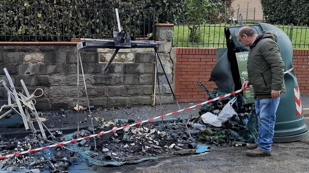 Danni in via Cervi a Mercatale Val di Pesa. Le fiamme minacciano un’abitazione.