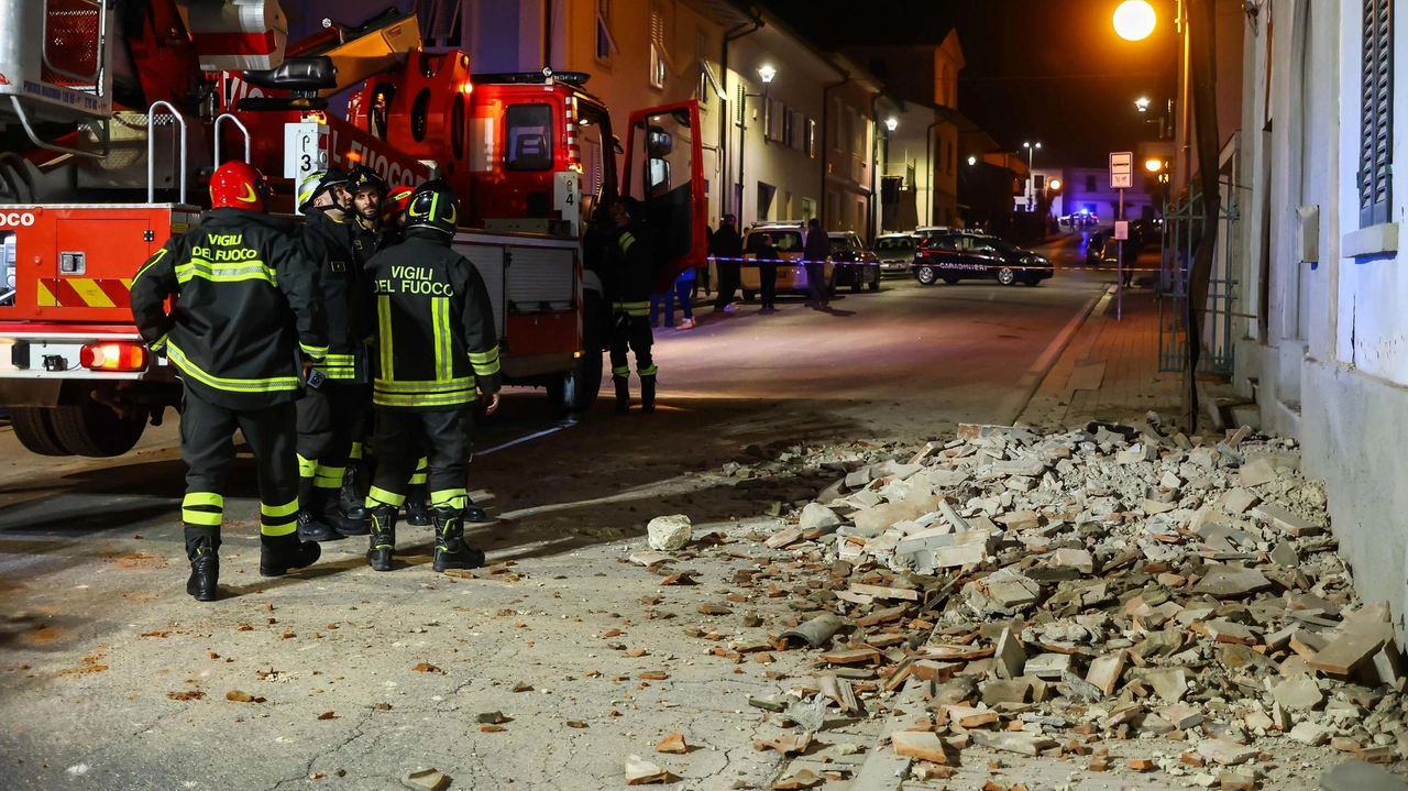 L’intervento dei vigili del fuoco è stato immediato e funzionale a escludere la presenza di persone all’interno dell’edificio interessato dal crollo (Tommaso Gasperini/FotocronacheGermogli)