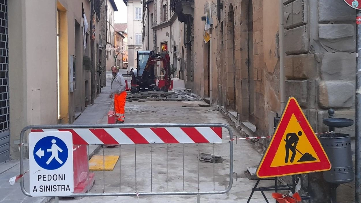 La città dei cantieri va avanti. Operai in azione in centro per limitare disagi al Natale