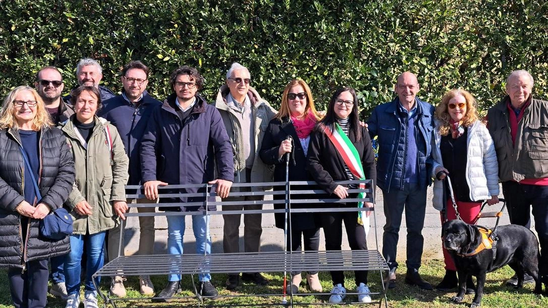 La cerimonia di inaugurazione di ieri mattina, in piazza Lucchesi nel quartiere di Ponterosso,. della panchina color nero dedicata ai non vedenti