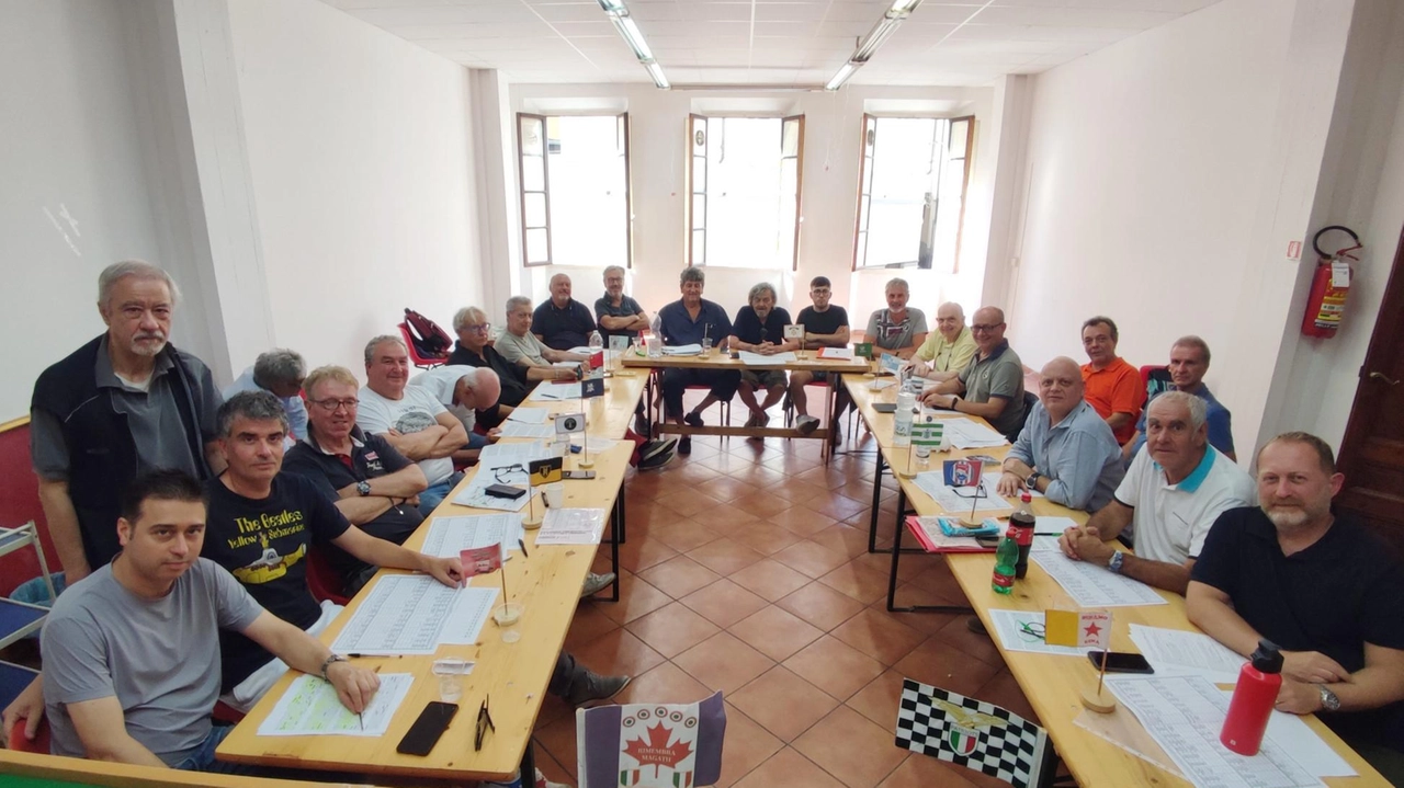 Foto di gruppo durante la ’mitica’ asta del fantacalcio venerdì pomeriggio: nella Lega Trombarda partecipano 16 squadre