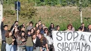 Bloccato a Roma Nord un pullman proveniente da Massa e Viareggio diretto alla manifestazione pro Palestina a piazza Ostiense. Manifestanti denunciano mancanza di democrazia e violazione del diritto di protesta pacifica. Fogli di via emessi per trenta persone a bordo.