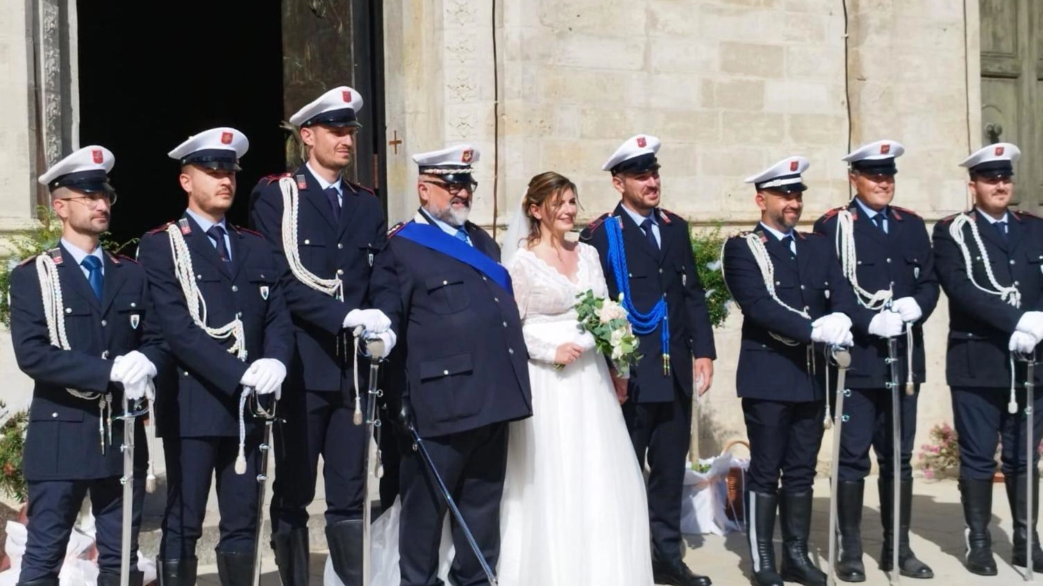Francesca e Tommaso nozze in divisa. Picchetto d’onore con il comandante