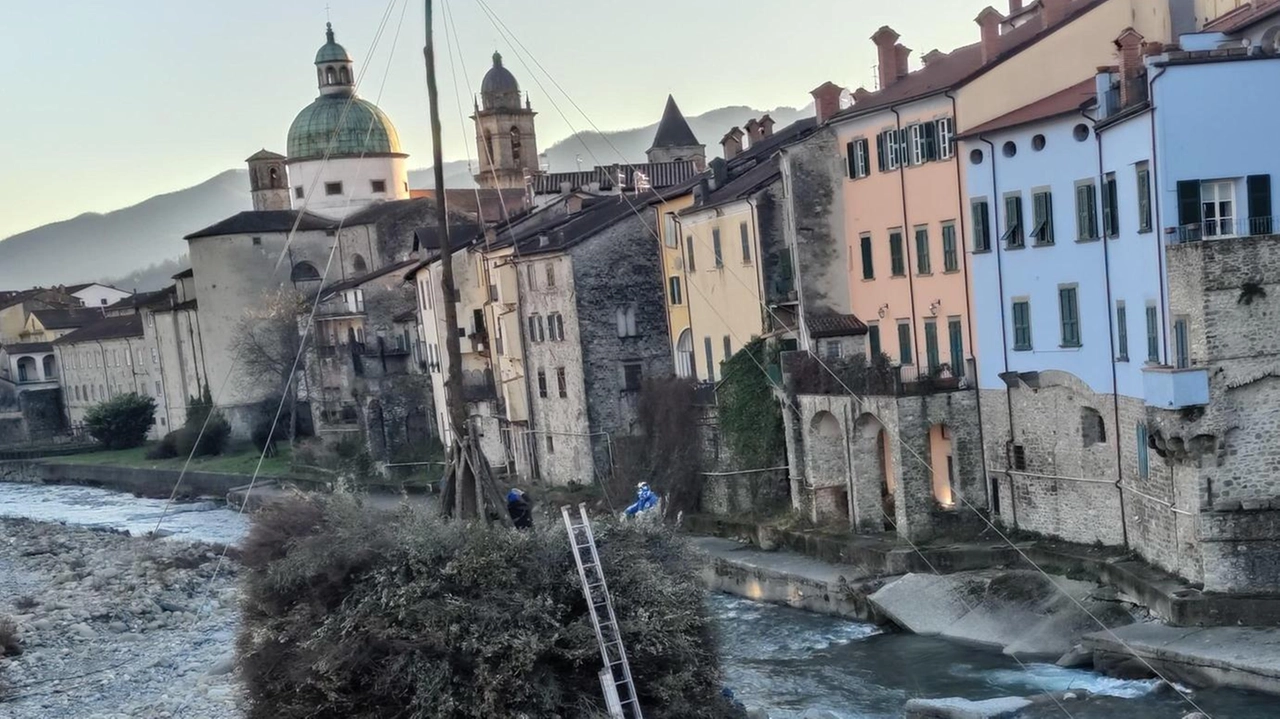 Il derby del falò si gioca in due tempi e ‘stadi’ diversi per raccontare la storia della città. Una liturgia...