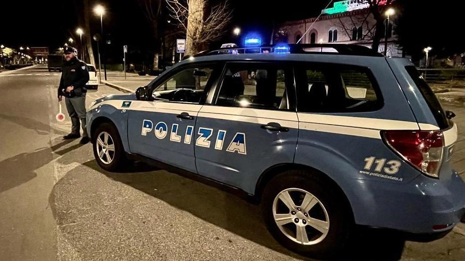 La polizia di Stato ha fermato l’uomo alla guida in evidente stato di alterazione alcolica