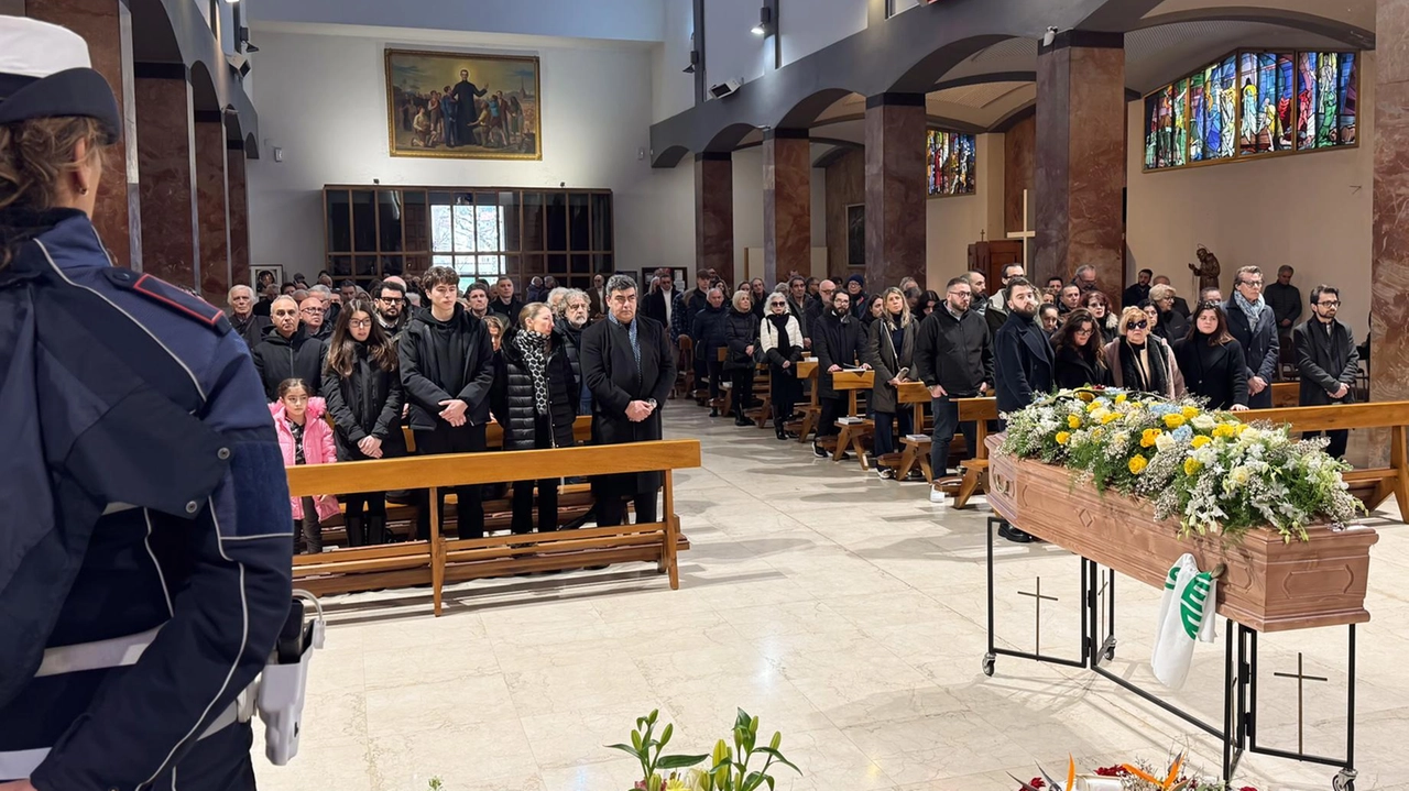 Il feretro di Claudio Chimenti nella chiesa del Corpus Domini (Goiorani)