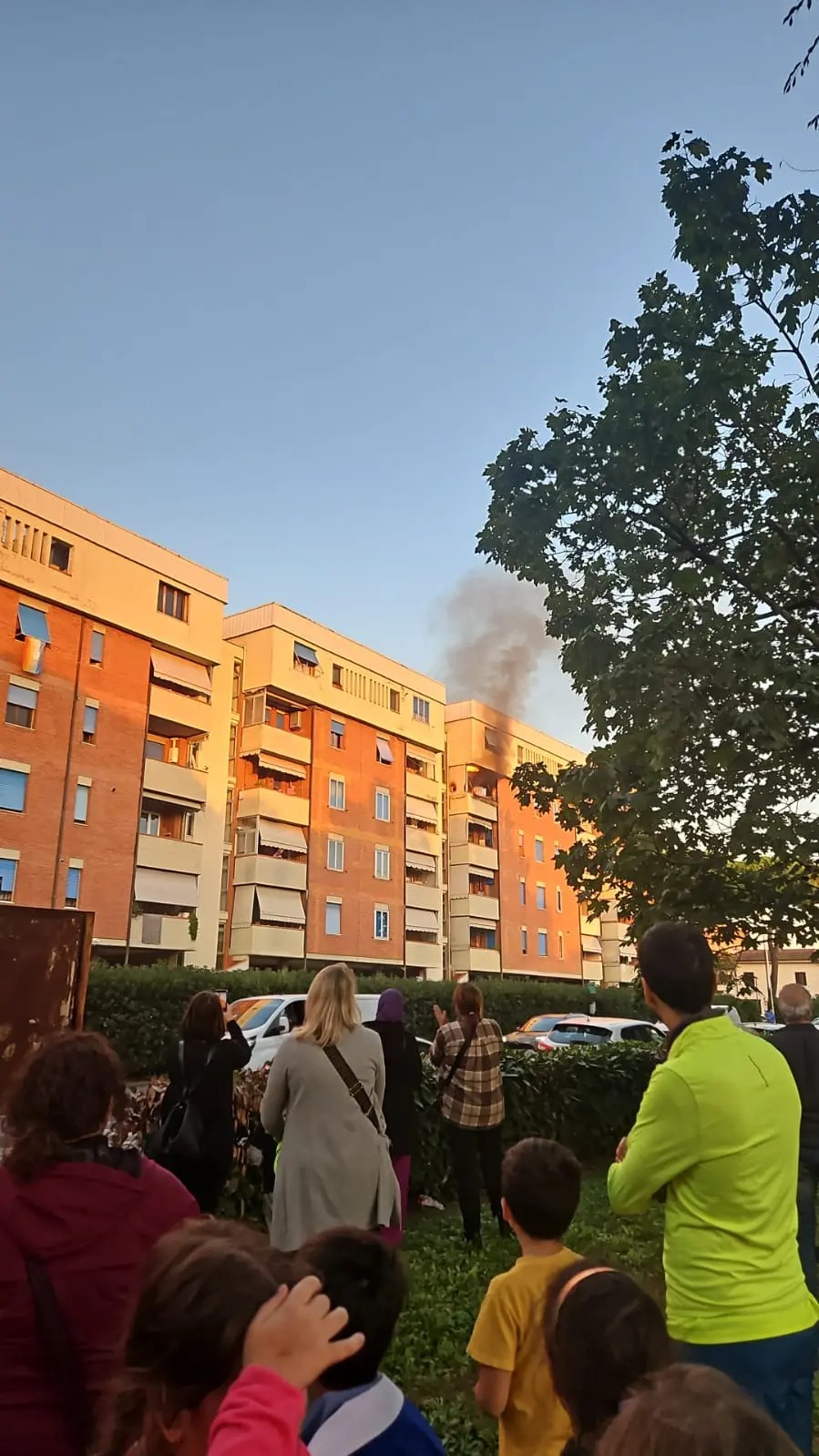 Lavatrice in fiamme sul terrazzo, incendio a Sesto Fiorentino