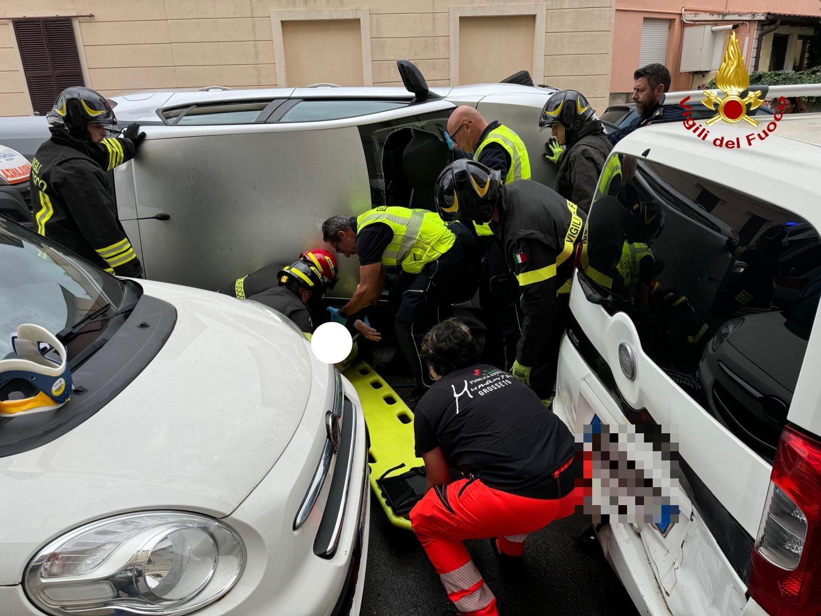 Urta un mezzo in sosta e si ribalta con l’auto: 86enne incastrata, estratta da vigili del fuoco e 118