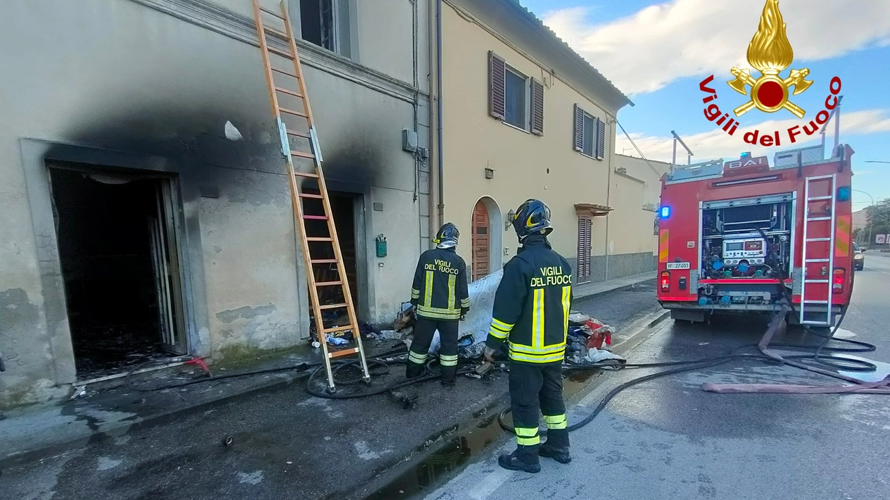 L'abitazione al piano terra distrutta dalle fiamme: i vigili del fuoco hanno spento l'incendio. Danni gravissimi