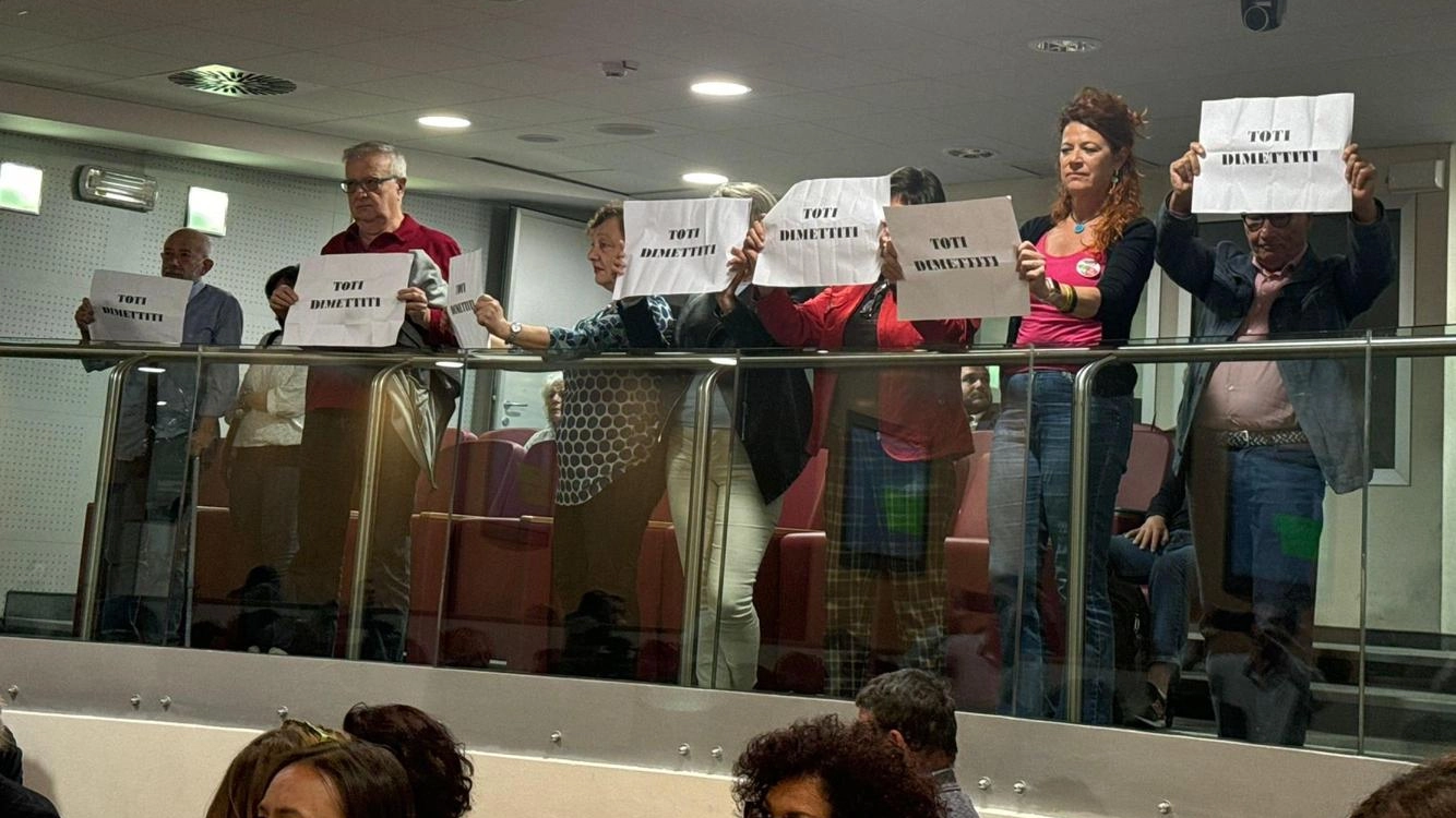 La protesta in Consiglio: "Dimettiti" chiede la gente