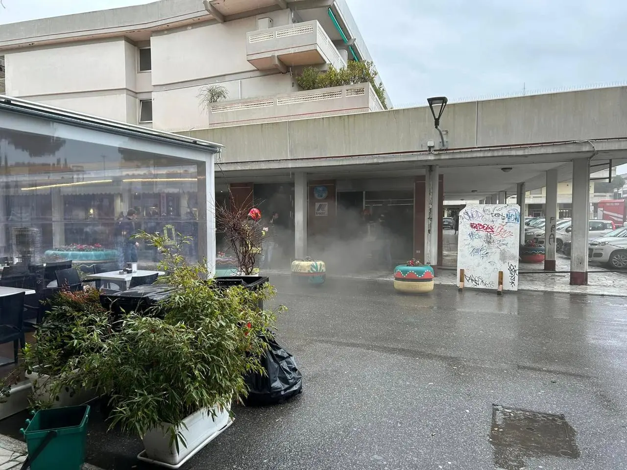 Paura in centro a Marina di Carrara: incendio in un famoso negozio di piazza Ingolstadt