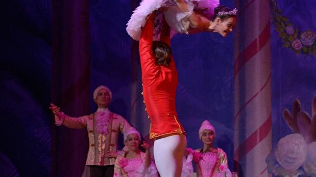 Torna la danza stasera al Politeama. Fuori cartellone, il teatro di via Garibaldi concede ospitalità alla compagnia Russian Classical Ballet...