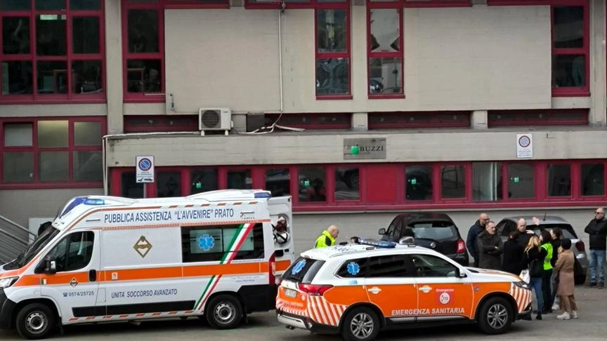 L’incidente è successo ieri poco prima dell’inizio delle lezioni. Il ragazzo è caduto da oltre 10 metri. Non è in pericolo di vita. Il dirigente: "Vicini alla famiglia". Lo striscione dei compagni: "Siamo tutti con te".