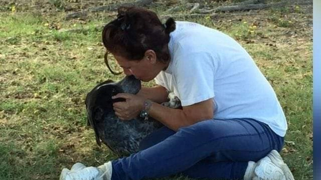 Cinzia Billeri in un momento felice con un cagnolino