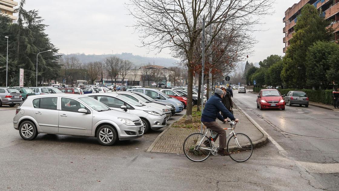 Nel centro di Ponte San Giovanni. Il Comune cerca un compromesso: "Ma lo spazio verde non manca"