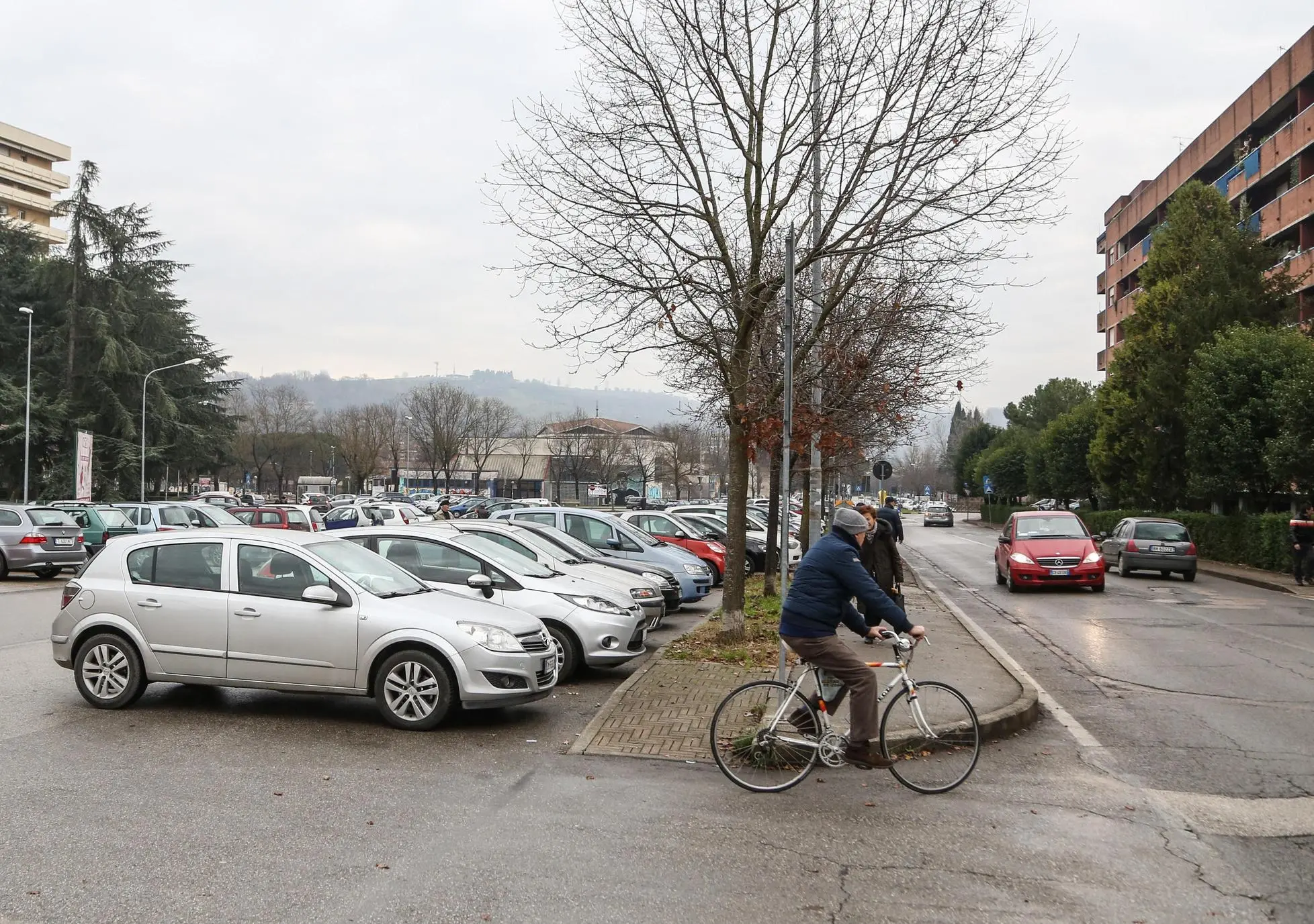 Nel centro di Ponte San Giovanni. Il Comune cerca un compromesso: "Ma lo spazio verde non manca"