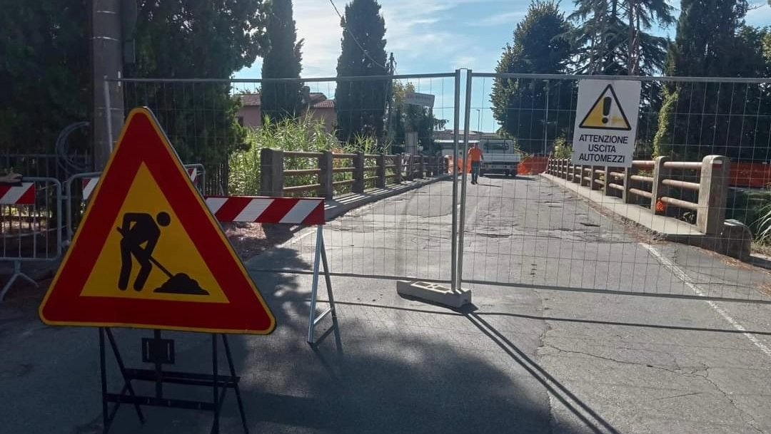 Disagi per il ponte chiuso