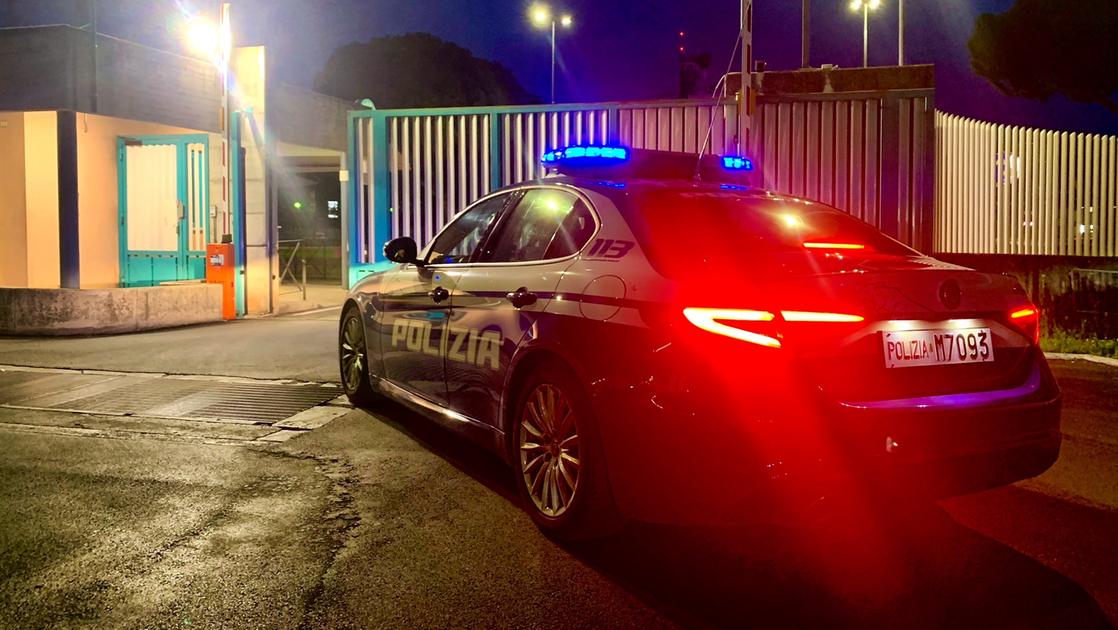 https://www.lanazione.it/image-service/view/acePublic/alias/contentid/OGNmYzQ5MjktN2M3NS00/0/il-personale-della-polizia-di-perugia-a-seguito-di-chiamata-al-numero-unico-di-emergenza-europeo-e-intervenuto-presso-unabitazione-del-capoluogo.jpeg?f=16:9&w=1200&h=630