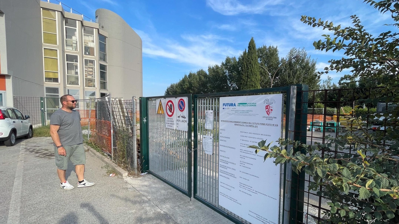 L’ingresso del cantiere al polo scolastico in via Sanzio: un intervento complesso e molto atteso dalla cittadinanza (foto Tommaso Gasperini/FotocronacheGermogli)