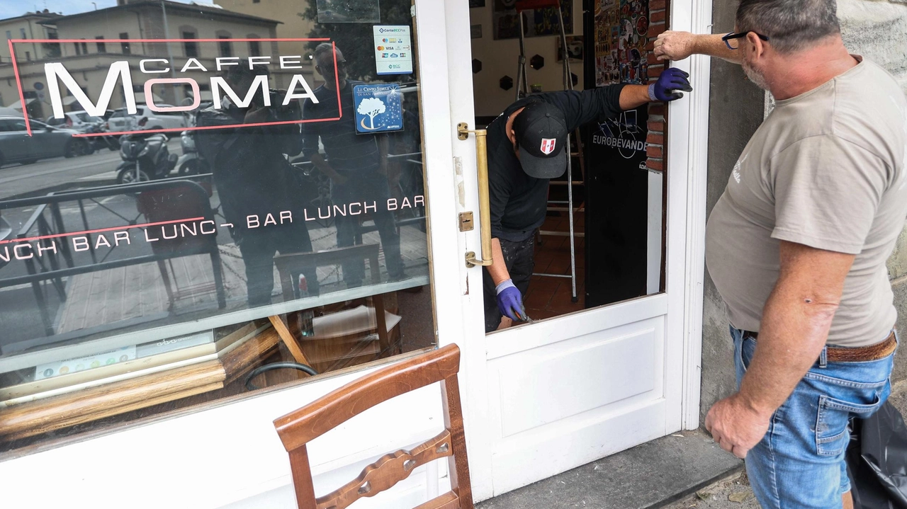 La spaccata al bar Moma di piazza Antonelli a Campo di Marte (Press Photo)