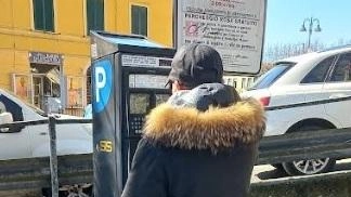 Uno dei parcometri presenti sul lato mare di piazza Statuto. Grazie alla convenzione con «Easypark» si potrà pagare la sosta anche con il telefono da remoto