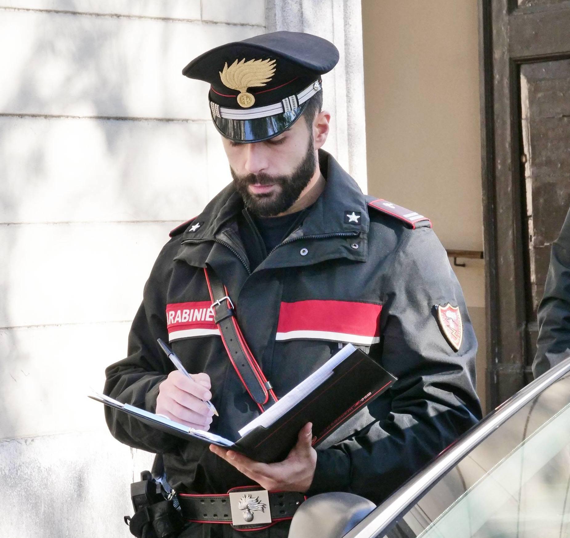 Colpito con una bottiglia durante la lite in strada