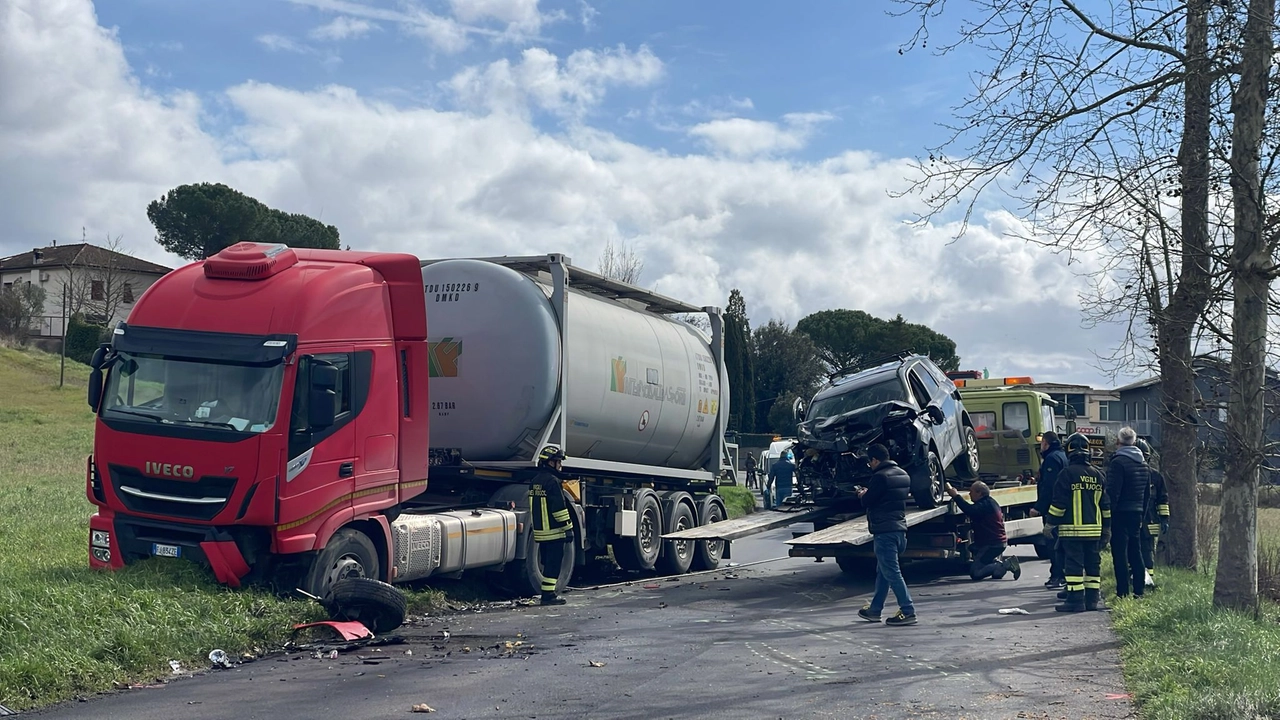 L'incidente tra l'auto e il camion avvenuto in via delle Regioni a Certaldo (Foto Tommaso Gasperini / Germogli)