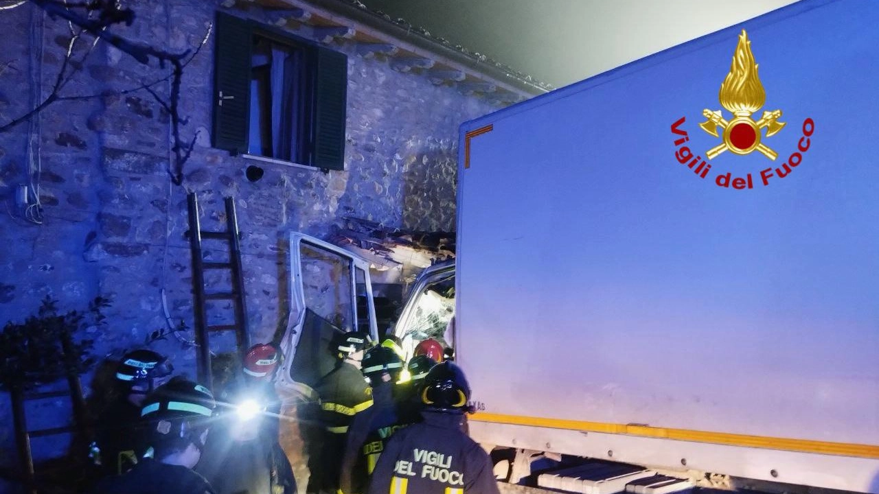 La scena dell'incidente: il camion finisce contro il muro dell'abitazione. I proprietari di casa sono rimasti intrappolati dentro