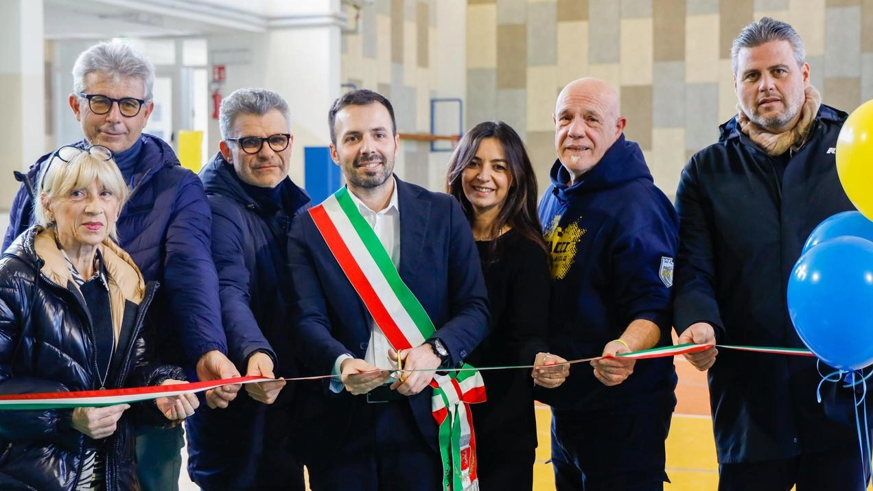 Taglio del nastro per la palestra della scuola Garibaldi, una palestra "rinnovata, più sicura ed efficiente", per usare le...