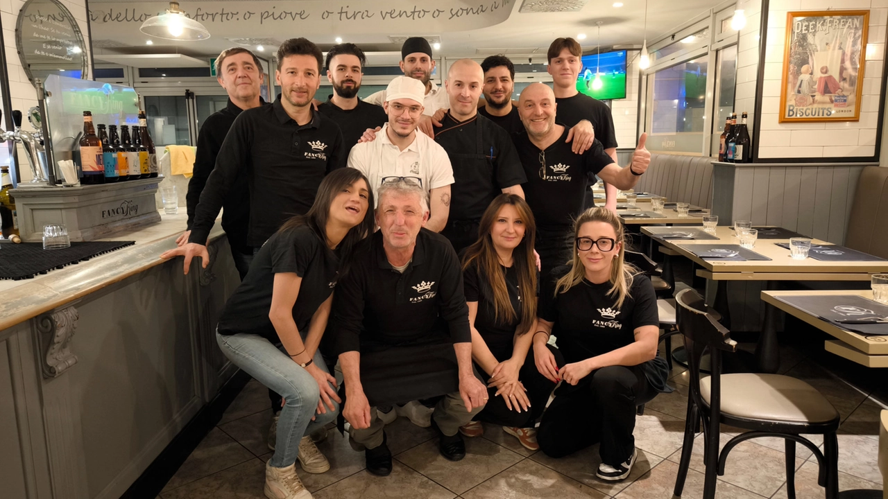 Lo staff del Fancy King, il ristorante pizzeria aperto dal 1995 in via Valentini quando la strada alle porte del centro non era così piena di attività come lo è oggi. Sotto i soci Fabrizio Leonardi, Emilio Pasquarelli, Camillo Pasquarelli e Mario Pasquarelli