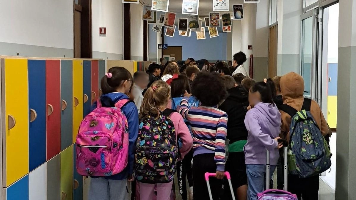 Bambini al loro primo giorno di scuola (foto d’archivio)