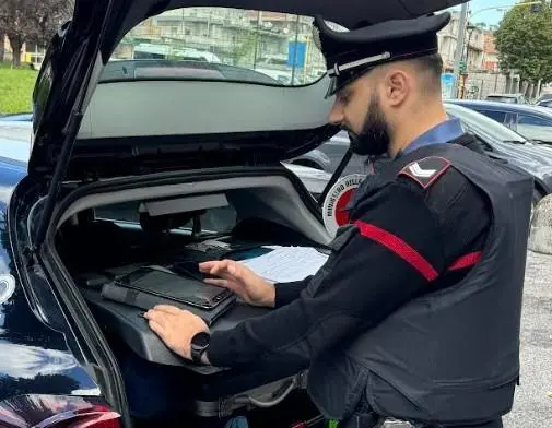 Falsi carabinieri truffano 90enne. Dicono di dover perquisire casa e portano via i tutti gioielli d’oro