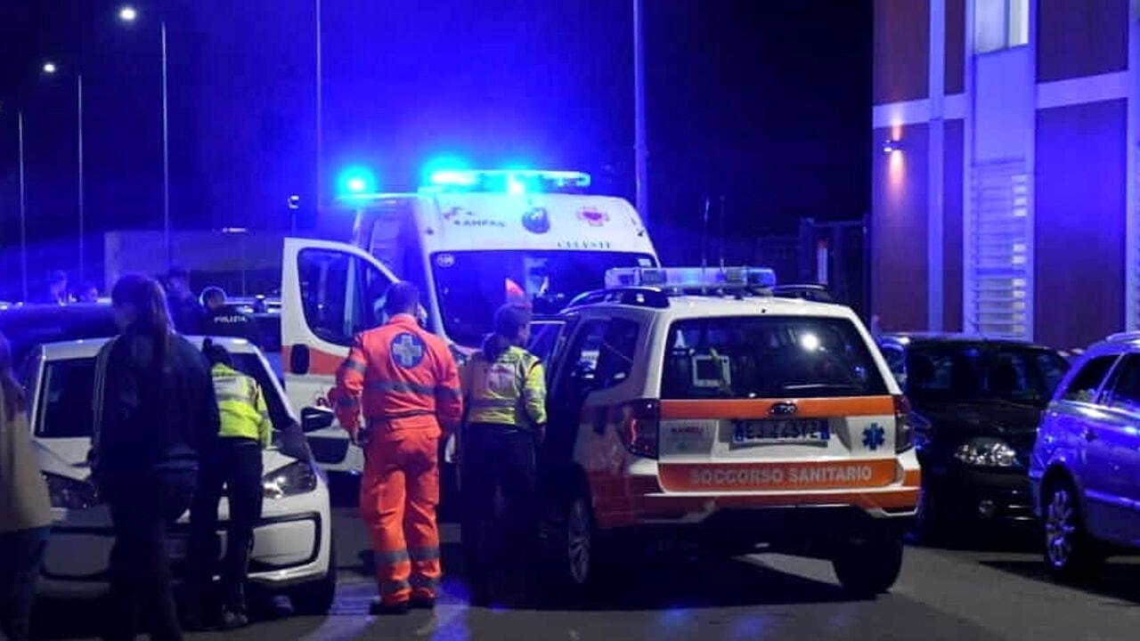 Pisa, furibonda lite in pieno centro tra due ragazzi: uno finisce in ospedale