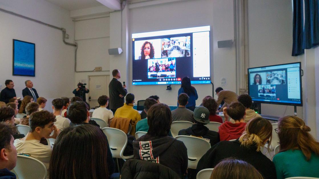 L’incontro in video tra ragazzi di Kharkiv e studenti spezzini: “Al riparo dai bombardamenti cerchiamo di essere felici”