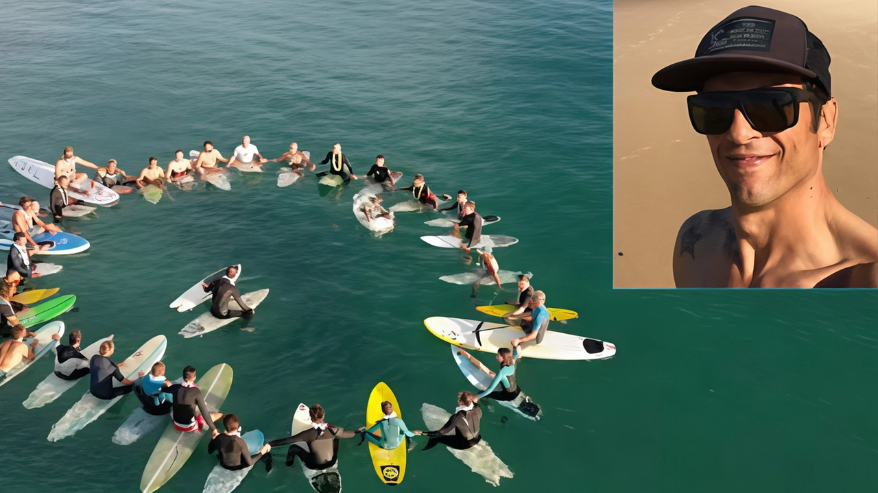 L’omaggio degli amici con le tavole da surf in cerchio: così è stato salutato Paolo Posta (riquadro)