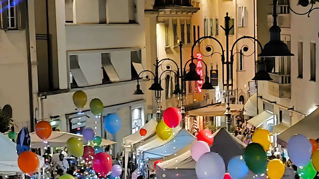 Notte bianca, ventimila in centro. Saldi a rilento ma è festa sulle strade