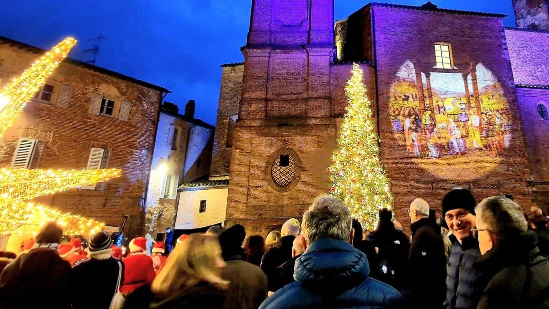 Accensione in piazza del Plebiscito della grande installazione luminosa con il concerto della banda musicale dei babbi Natale