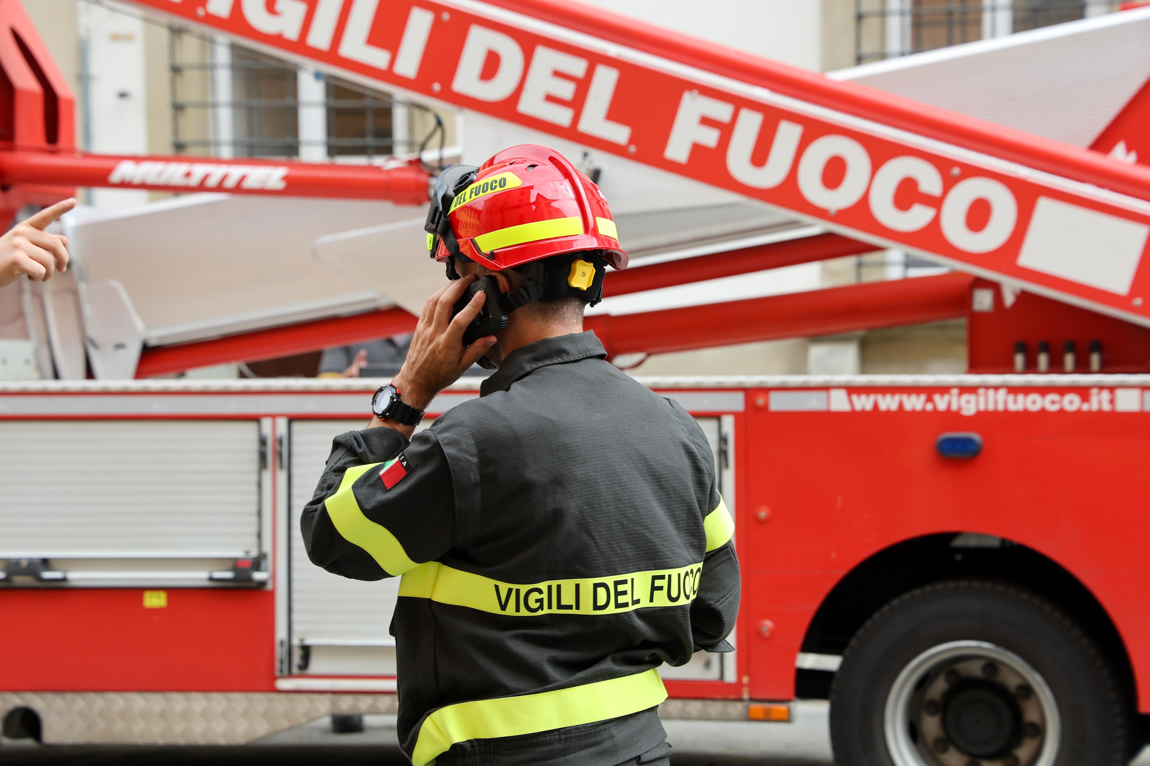 Auto a fuoco in Fi-Pi-Li, il conducente riesce a salvarsi