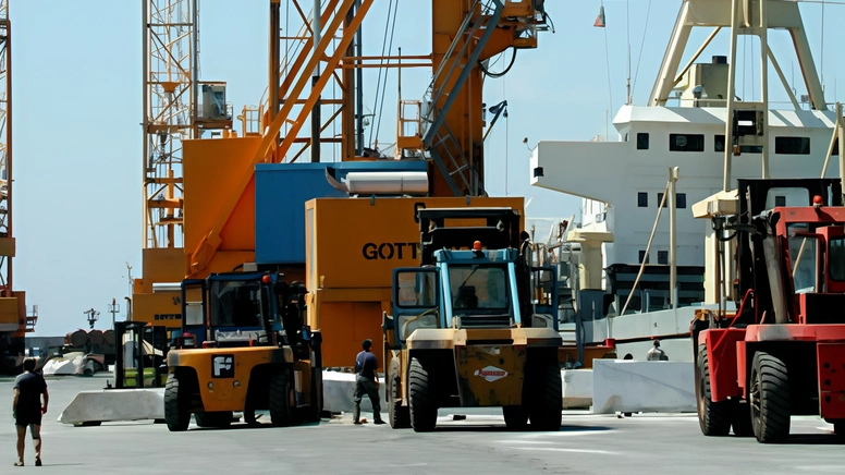 Rifiuti speciali in porto. Sequestrati 4 container con stoffe e plastiche