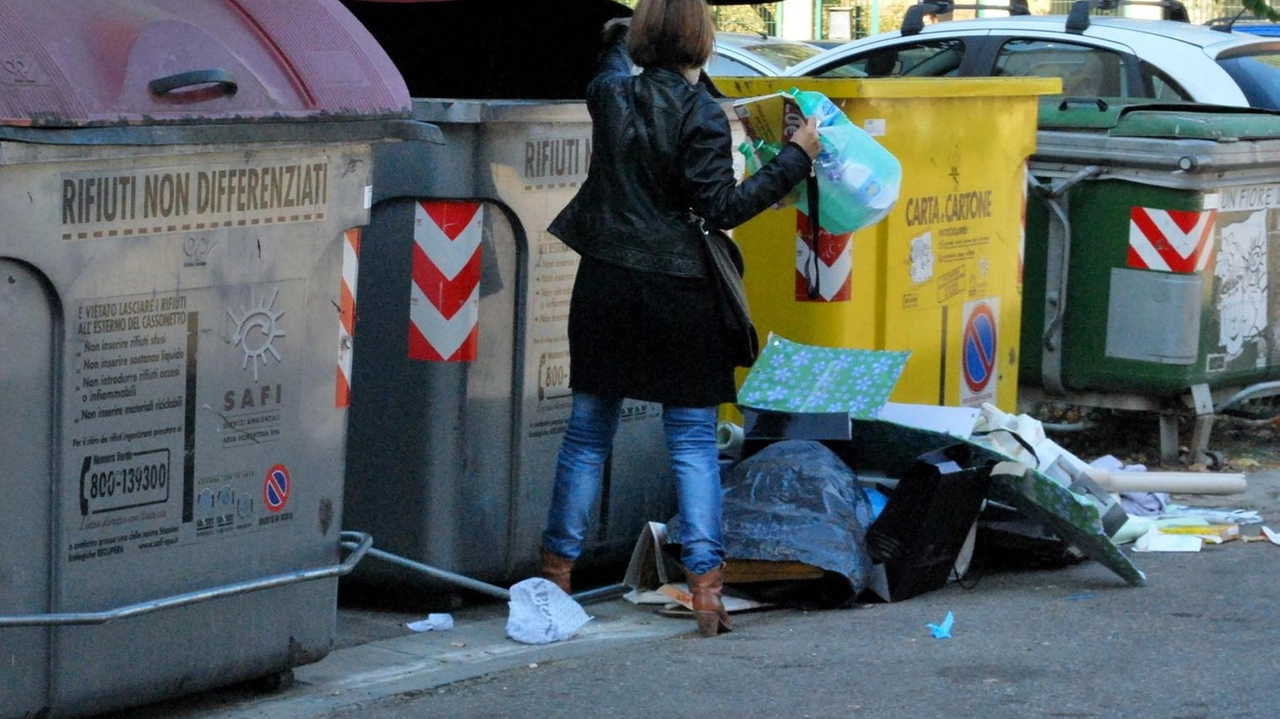 Rifiuti abbandonati lo scorso ottobre accanto ai cassonetti in una zona del Vingone a Scandicci (FotocronacheGermogli)