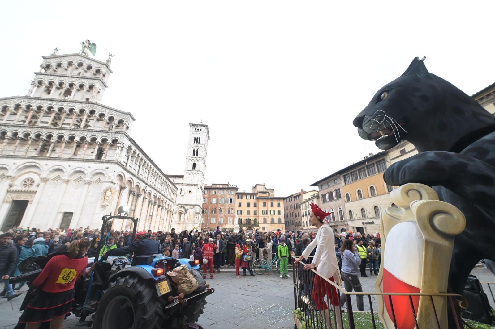 Lucca in maschera. In 20mila sulle Mura per la sfilata con la grande Pantera