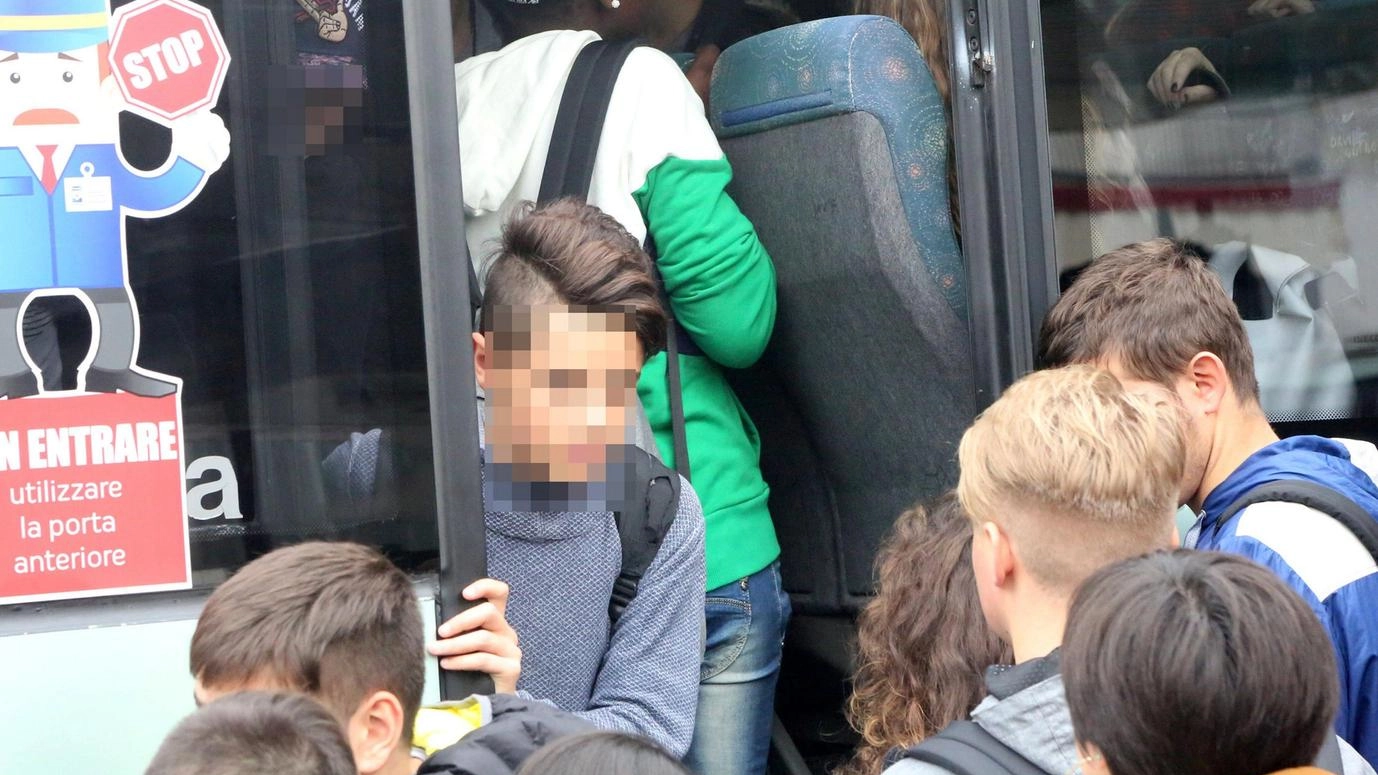 Bus stracolmi, odissea degli studenti: "I nostri figli sono dovuti scendere"