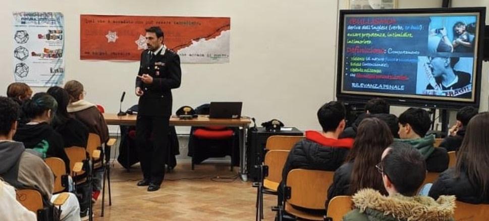 Sansepolcro, i Carabinieri incontrano gli studenti tra i banchi di scuola