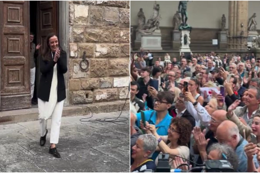 Sara Funaro esce da Palazzo Vecchio per l'abbraccio con i sostenitori in piazza della Signoria