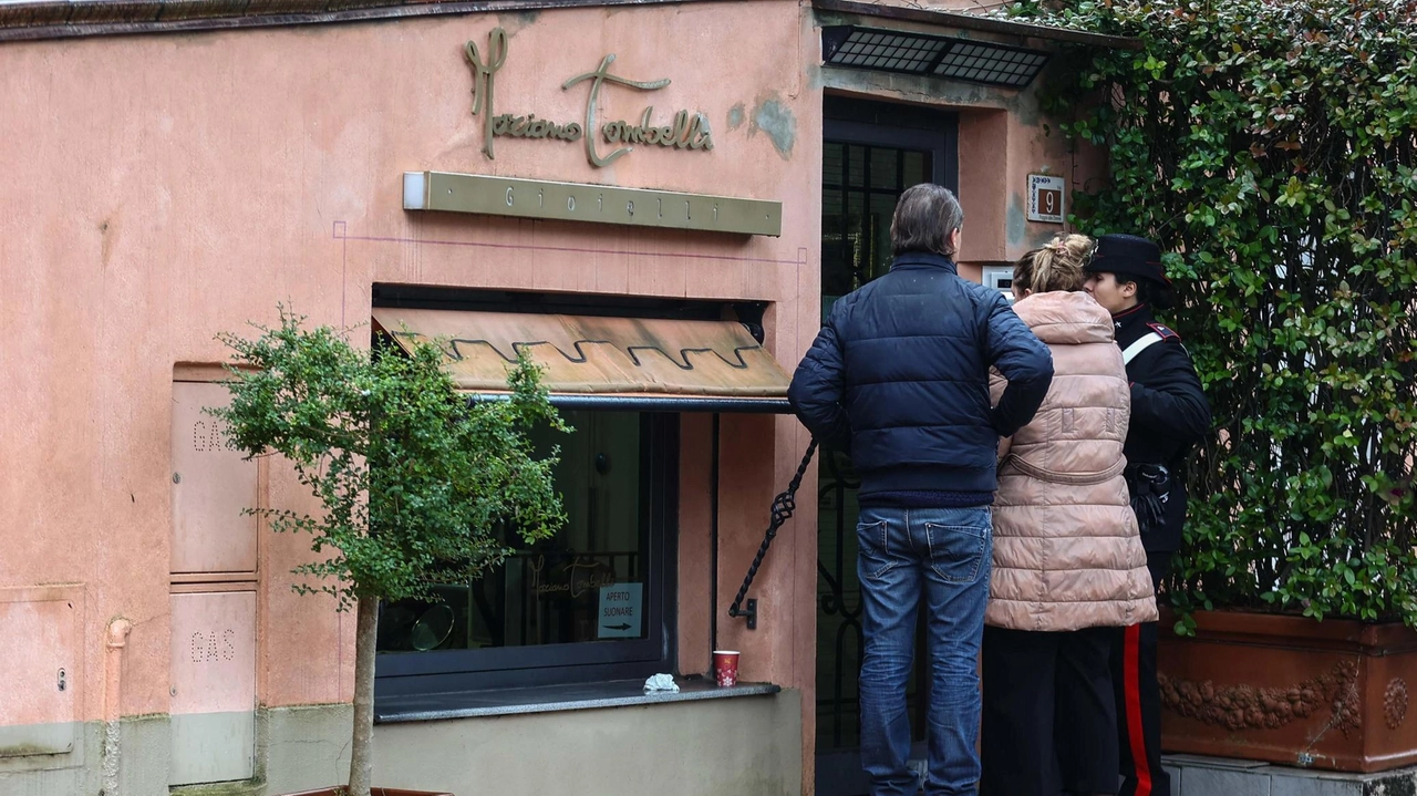 I carabinieri coi titolari dell’attività orafa Mariano Tombelli ieri mattina dopo la rapina Tommaso Gasperini/Fotocronache Germogli